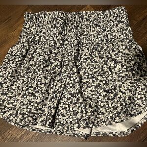 Love & Pineapples Black and White Women's High Waisted Shorts size large